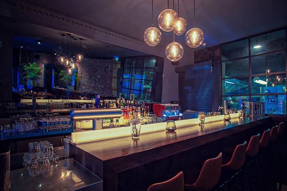 Lange Bar mit blauem Licht in einem asiatischen Restaurant